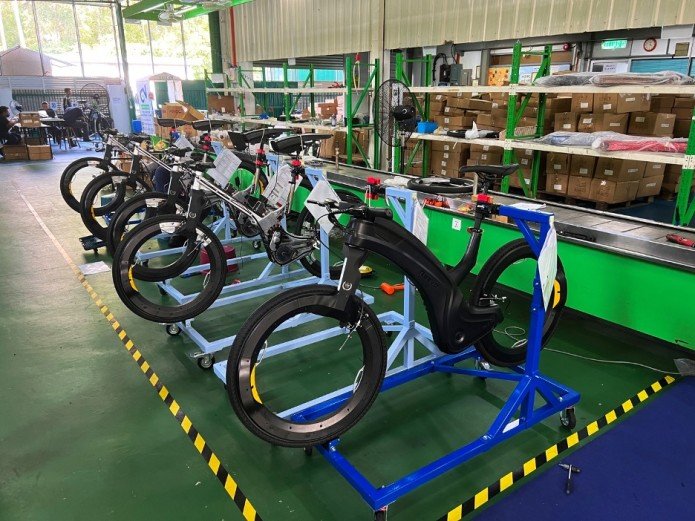 2023 Hubless E-Bike Reevo Ultimate Security, Smart Features, 37-Mile Range