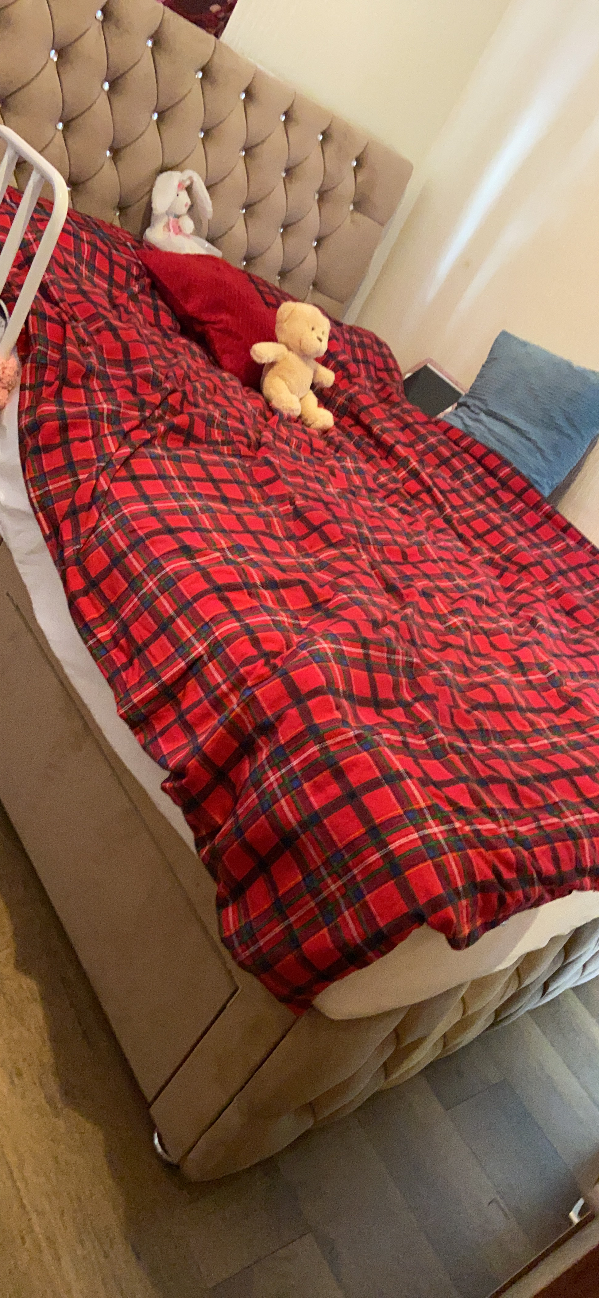 【Furniture】Pebble Plush Velvet Chesterfield 2 Drawer Divan Bed Set, Mattress & Headboard